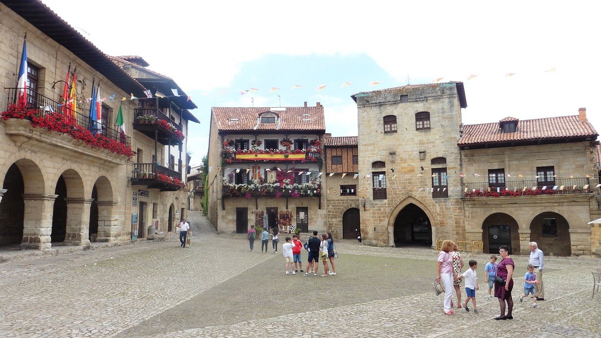 plaza de santillana del mar